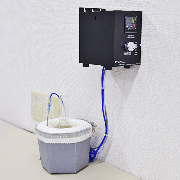 本体の側面で壁に掛けたTCW-15F