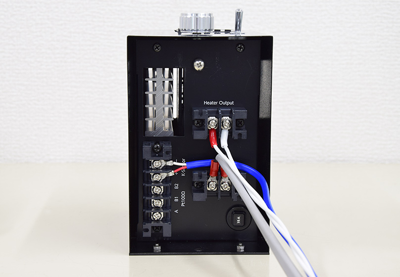 本体の下部から配線が出ているTCW-15Fの背面