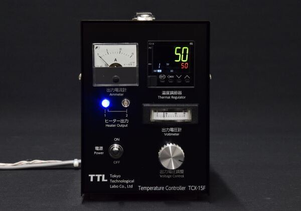 TCX-15Fの前面パネル。出力電圧計、温度調節器、ヒーター出力ランプ、電源スイッチ、出力調整ダイヤル