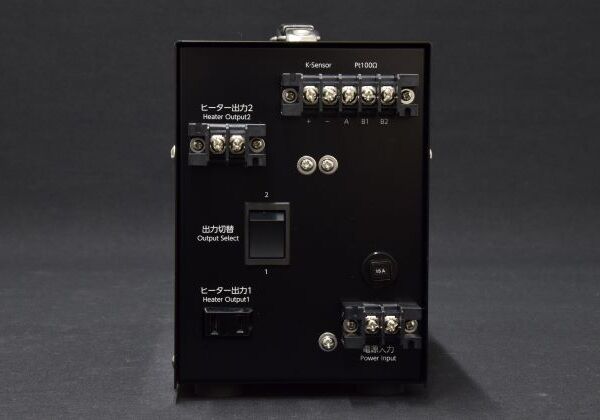 TCX-15Fの背面。センサー端子台、ヒーター出力の端子台とソケット、出力切替スイッチ